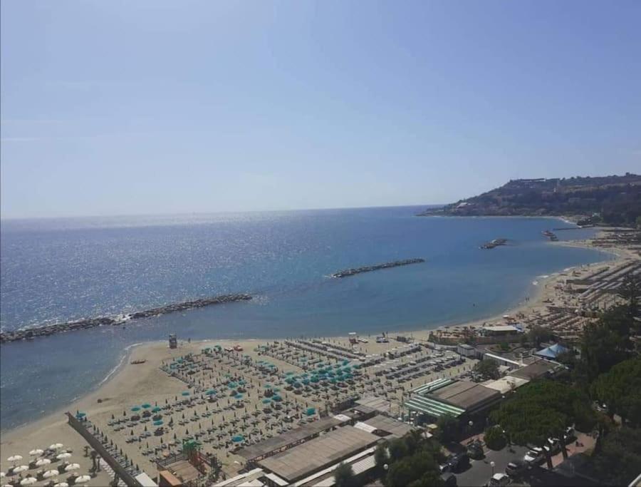 Casa Noemi, A Pochi Passi Dalle Spiagge E Dal Centro Di Arma Di Taggia. Exterior photo